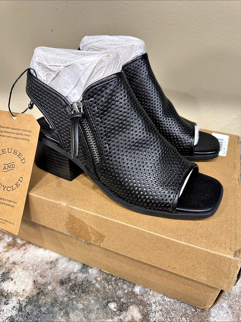 Frye & Co. Oasys Sandal. Perforated Peep Toe Heels Black US 6 M